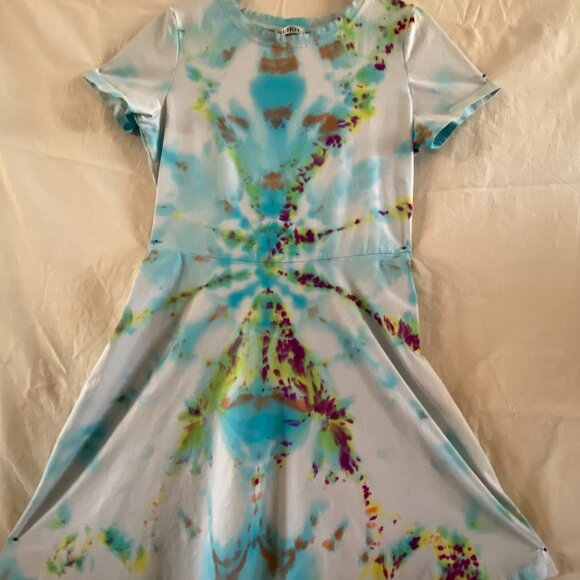 HUHOT Dresses & Skirts - HUHOT LARGE TYE DYE DRESS